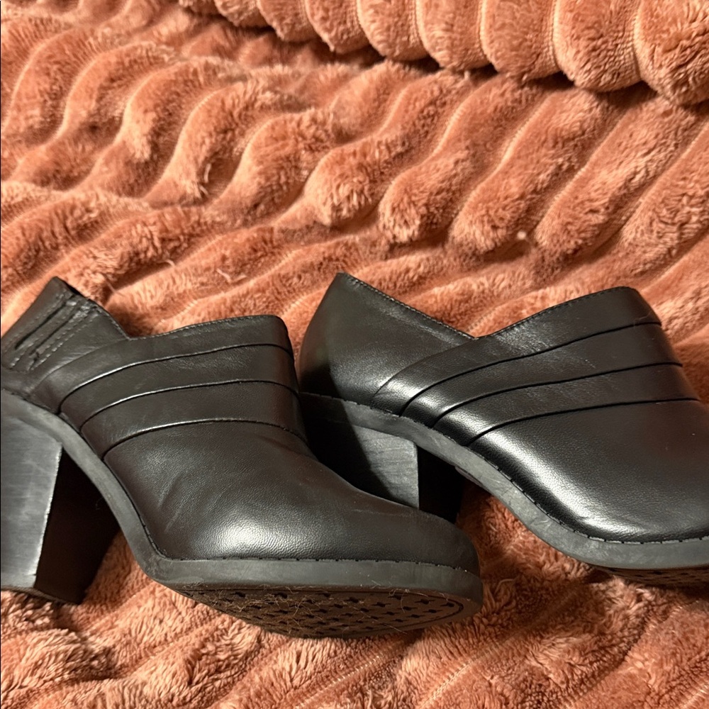 me too Black Leather Slip-On Heel Mules